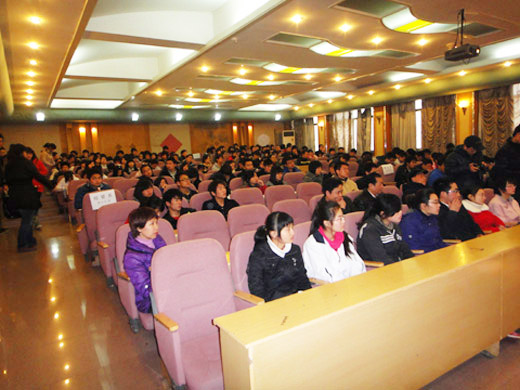认真听讲的师生们